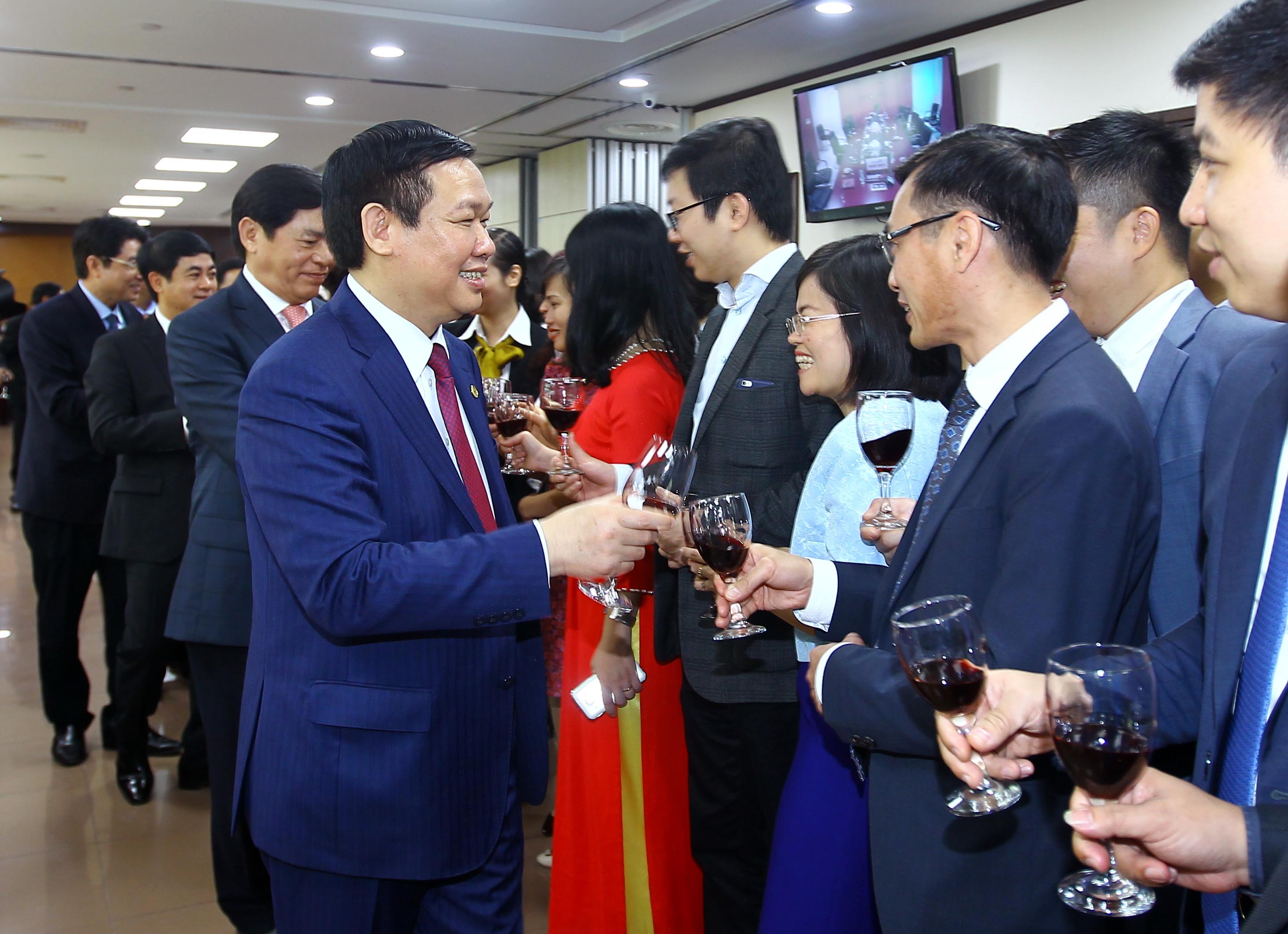 Вице-премьер Выонг Динь Хюэ поздравил с Новым годом АКБ «VietcomBank»